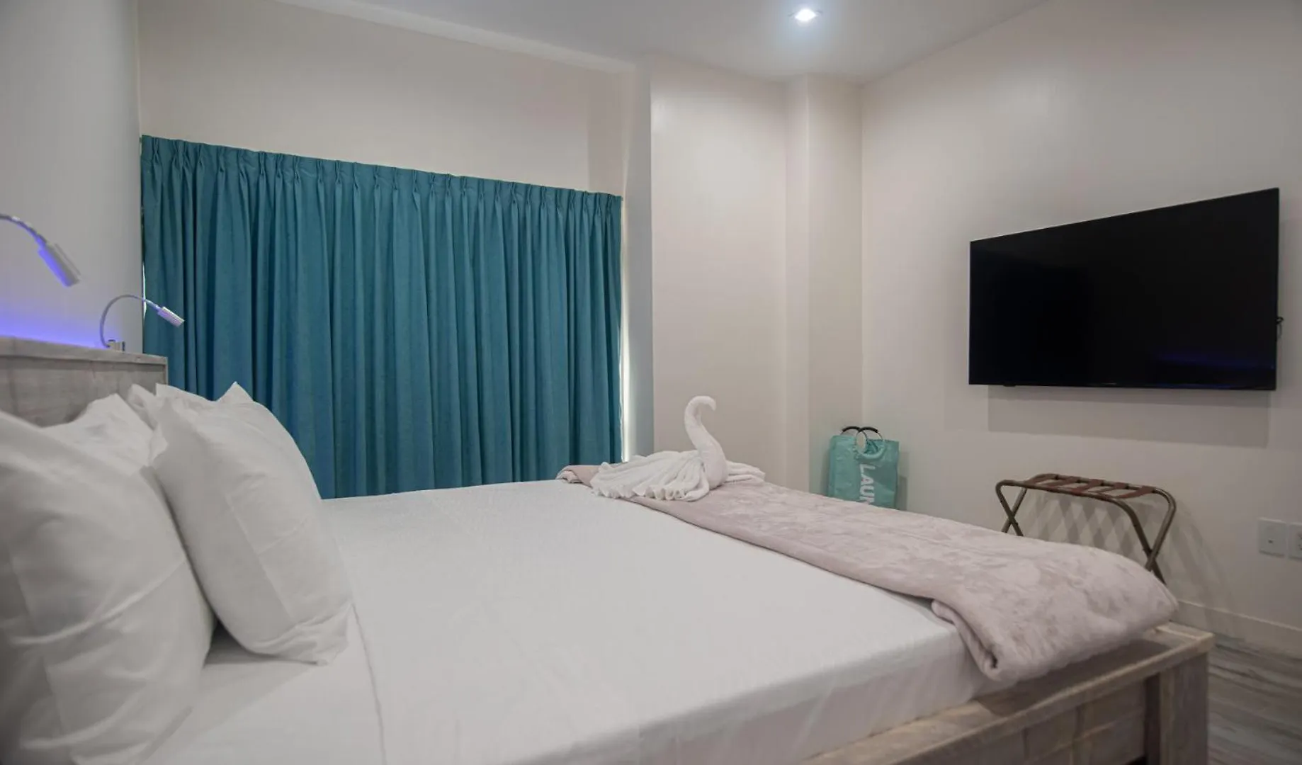 The Cove - Condo Hotel - Palm Beach Strip Aparthotel
